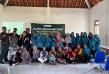Photo of Ibu-Ibu PKK Desa Grabagan Belajar Media Tanam Bareng Mahasiswa Unugiri